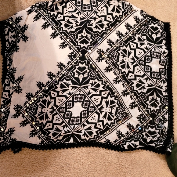 NWOT Chico's top.  SZ S/M but will fit a large easy. - Picture 12 of 13